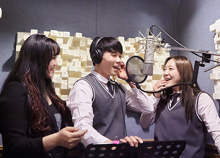 음악 녹음하고있는 한수지 뮤지션과 유지민·이현준 학생