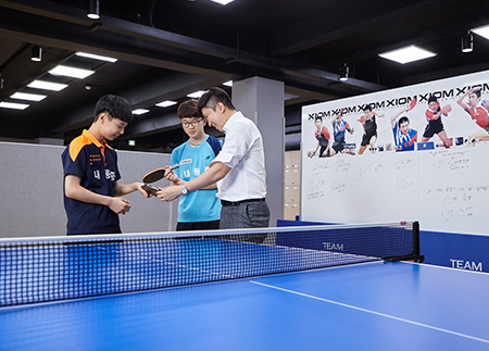 이정호·우형규 학생에게 탁구를 가르쳐주고 있는 유승민 IOC선수위원